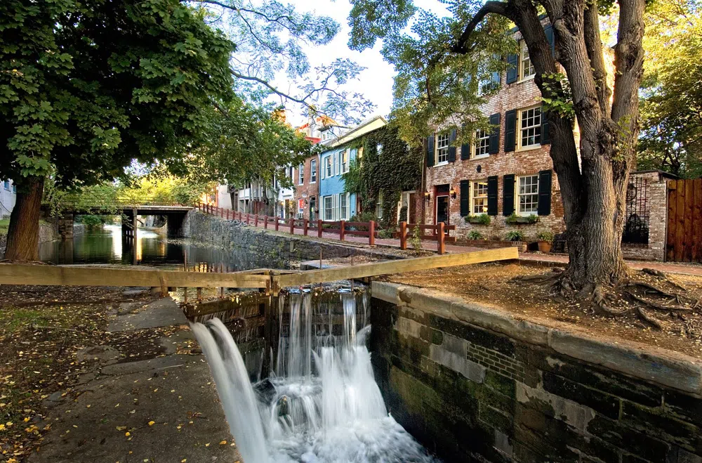 Georgetown, Washington D.C.: A Neighbourhood Feature on Wisconsin Avenue's Waterfront Past and Present